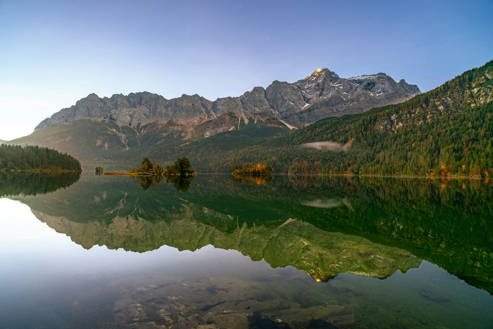 Zugspitze spiegelt sich im Eibsee, Bayerische Alpen