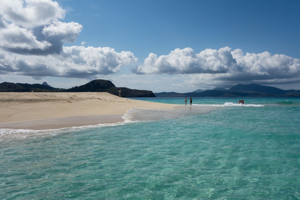Türkisfarbenes Meer und Palmenstrand in der Karibik