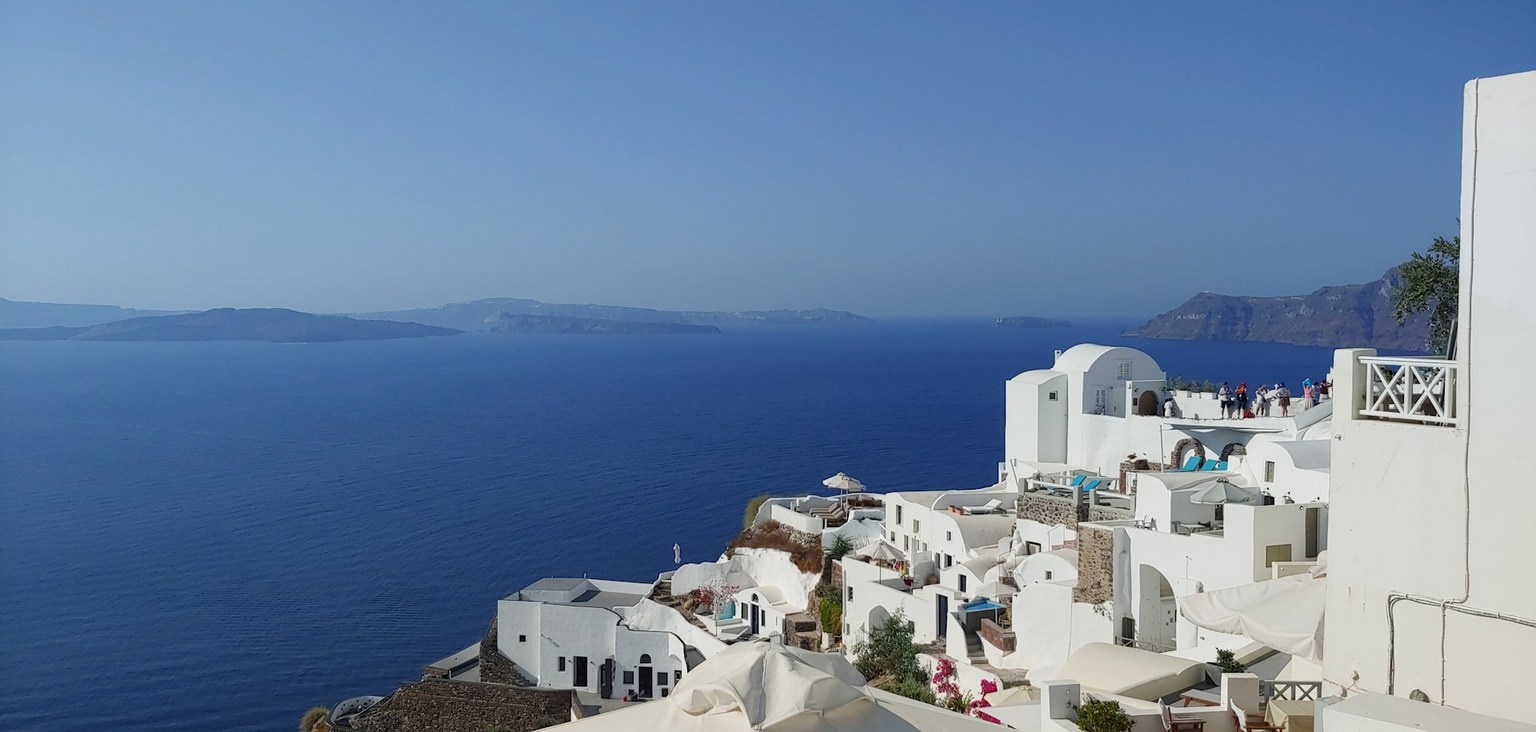 Weiße Häuser mit blauen Kuppeln in Santorini, Griechenland